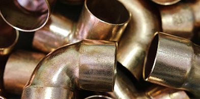 Trwałe połączenia rur i instalacji – jak dobrać spoiwo do łączenia elementów z mie