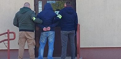 Przeskoczył przez sklepową ladę i ukradł kilka kartonów papierosów