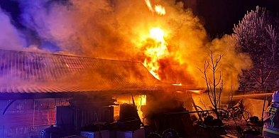 Groźny pożar pod Staszowem. Z ogniem walczy sześć zastępów straży [ZDJĘCIA]