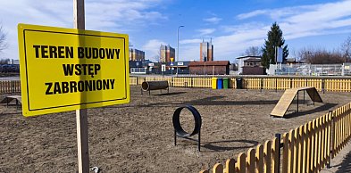 Psi plac zabaw w Tarnobrzegu czynny, ale z tabliczką "zakaz wstępu"