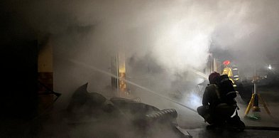 Pożar garażu przy piekarni w Bogorii. Z ogniem walczy kilka zastępów straży