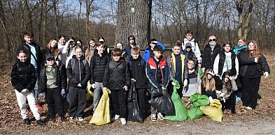 Zamiast wagarów, sprzątanie. Uczniowie posprzątali Zwierzyniec i tereny nad Wisłą