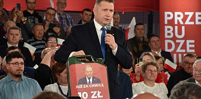 Przemysław Czarnek spotkał się z sympatykami w Staszowie. Przywiózł kanister z...