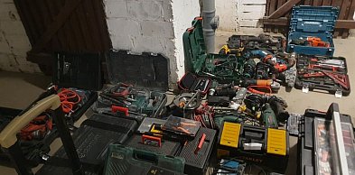 Podejrzany o serię włamań do samochodów w Staszowie wpadł w ręce policji [ZDJECIA]