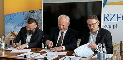 Tarnobrzeg inwestuje w szkoły. Podpisano umowy na termomodernizację