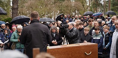 Tłumy pożegnały w Stalowej Woli zmarłego ks. prałata Jana Kozioła [ZDJĘCIA]