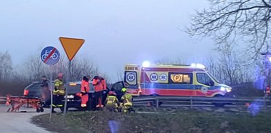 Wypadek na drodze krajowej nr 9 w Nowej Dębie. Dwie osoby w szpitalu