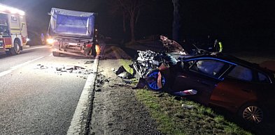 Groźny wypadek na drodze krajowej. BMW rozbite, 46-latka w szpitalu [ZDJĘCIA]