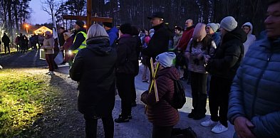 Setki wiernych przeszły Plenerową Drogę Krzyżową w Wielki Piątek w Jadachach