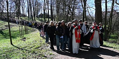 Wielkopiątkowa Droga Krzyżowa w parku dzikowskim w Tarnobrzegu [ZDJĘCIA]