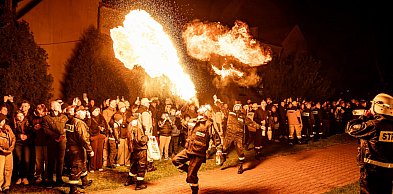 W Koprzywnicy znów niebo rozświetliły bziuki. Niesamowita oprawa procesji