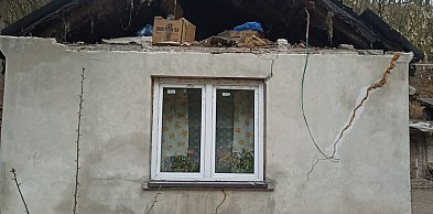 Drzewo powalone przez wiatr uszkodziło dom