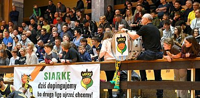 Żywiołowy doping dla koszykarzy tarnobrzeskiej Siarki. Zobacz zdjęcia kibiców