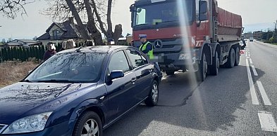 Wypadek na DK79 w Koprzywnicy. Zderzenie ciężarówki z autem osobowym