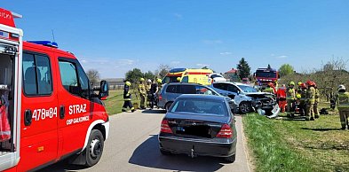 Groźny wypadek w pow. sandomierskim. Zderzyły się dwa auta osobowe