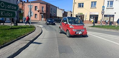 Piesza potrącona na pasach w centrum Staszowa. Kobietę przewieziono do szpitala