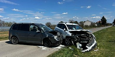 Groźny wypadek w pow. sandomierskim. Zderzyły się dwa auta osobowe