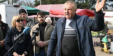 Emocje na spotkaniu na targowisku w Stalowej Woli [ZDJĘCIA]