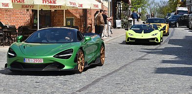 Supersamochody w Sandomierzu. Ryk silników i mnóstwo zainteresowanych