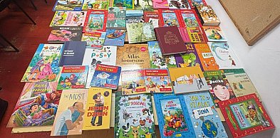 Uczniowie z projektem ReBox przekazali książki do domu dziecka