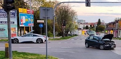 Zderzenie na skrzyżowaniu w centrum Sandomierza. Policja ręcznie kieruje ruchem