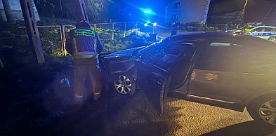 Gmina Samborzec. Auto uderzyło w słup energetyczny. Zerwana linia leżała na jezdni