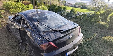 19-latek staranował Hyundaiem ogrodzenie, a potem dachował [FOTO]