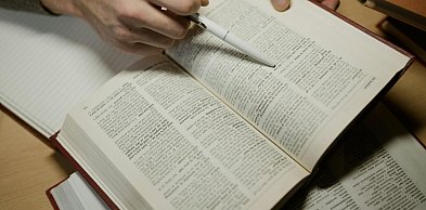 Kim jest tłumacz przysięgły i czym różni się od zwykłego tłumacza