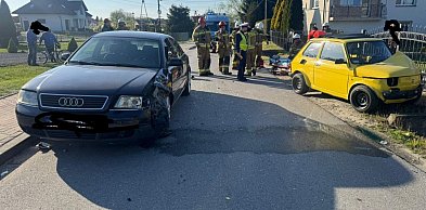 Zderzenie "Malucha" i Audi w Koprzywnicy. Jedna osoba w szpitalu