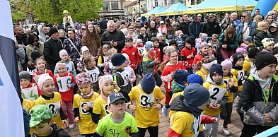 Sztafeta Przedszkolaków w Tarnobrzegu przyciągnęła rzeszę widzów [ZDJĘCIA]