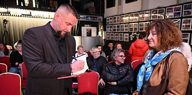 Mroczne sekrety „doskonałych” rodzin. Michał Harnik o swoim książkowym debiucie