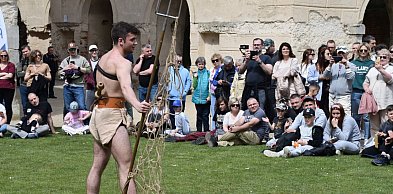 Rzymscy gladiatorzy opanowali Krzyżtopór. Za nami pierwszy dzień majówki [ZDJĘCIA]