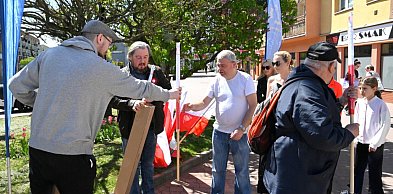 W Tarnobrzegu rozdawano flagi narodowe przed Centrum Wolontariatu [ZDJĘCIA]