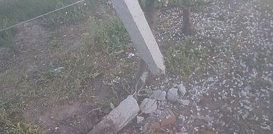 Quad, którym jechała trójka nastolatków, uderzył w betonowy słup w sadzie