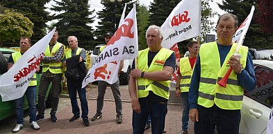 Protest przed siedzibą "Siarkopolu" w Grzybowie. Związkowcy domagali się podwyżek