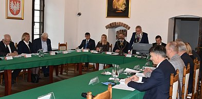 Kadencje, dodatki do emerytur i polityczny „abonament premium”