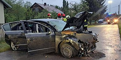 Volkswagen roztrzaskał się o drzewo w Knapach. Kierowca miał sądowy zakaz