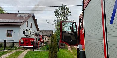 Pożar domu w pow. staszowskim. Z ogniem walczyły cztery zastępy straży