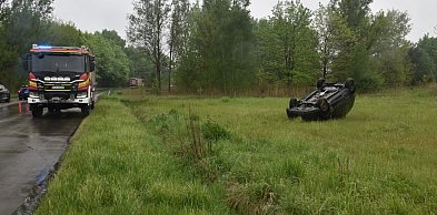 Groźne dachowanie na drodze Tarnobrzeg - Chmielów [ZDJĘCIA]
