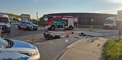 Nieprzytomny motocyklista w szpitalu. Groźny wypadek na DK74 [ZDJĘCIA]