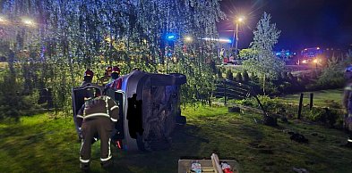 BMW skasowało ogrodzenie i dachowało na posesji. Groźny wypadek pod Sandomierzem