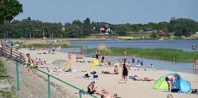 Mieszkańcy regionu ruszyli nad jezioro. Plaża znów tętniła życiem [ZDJĘCIA]