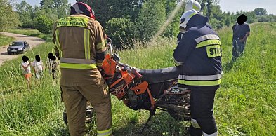Wypadek crossa na wale wiślanym w pow. sandomierskim. Kierowca był nietrzeźwy