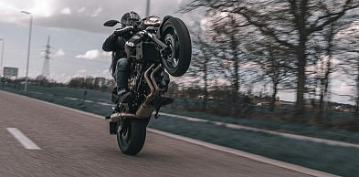 Motocyklista jechał na jednym kole. Stracił prawo jazdy i dostał wysoki mandat