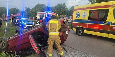 Groźne dachowanie w gm. Łoniów. Wezwano śmigłowiec LPR