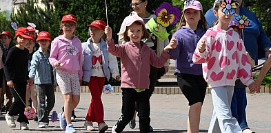 Kwietny korowód dzieci rozpoczął Urodziny Tarnobrzega [ZDJĘCIA]