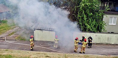 Pożar wiaty w Tarnobrzegu. Ogień zagrażał budynkowi mieszkalnemu [ZDJĘCIA]