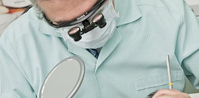 Chirurgia dentystyczna bez tajemnic – kiedy nowoczesne zabiegi pomagają zadbać...