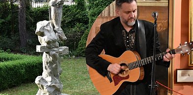 Dom Długosza w Sandomierzu: rzeźby Józefa Opali i poezja św. Jana Pawła II