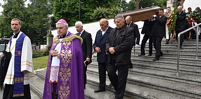 Tłumy pożegnały we Włostowie zmarłego księdza prałata Jerzego Siarę [FOTO]